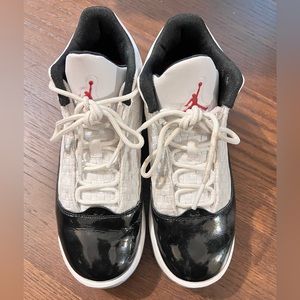 Jordan Max Aura Youth Size 6Y